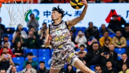 男篮40岁老将夺冠！张镇麟宿敌获美国扣篮王：转手送陌生人一辆车