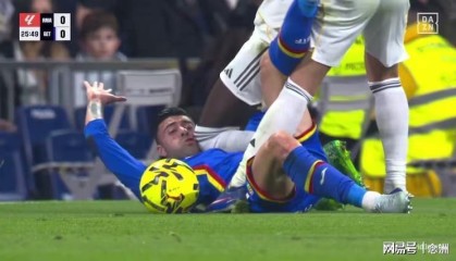 世界杯八强赛程-皇马耻辱一战！恶汉膝盖顶对手头部逃红牌 8万人高喊：老佛爷下课